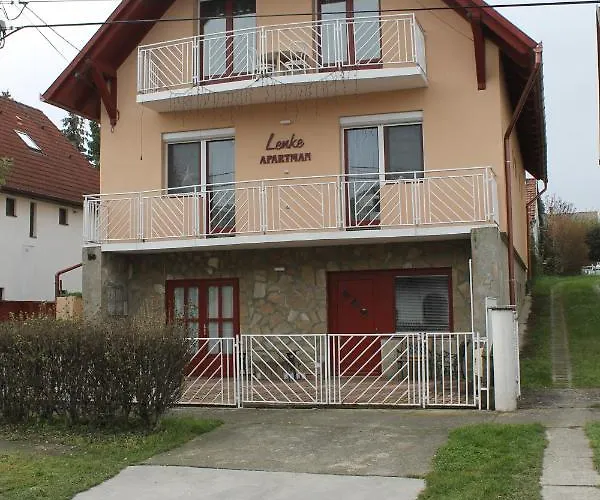 Lenke Apartmanhaz 발라톤엘